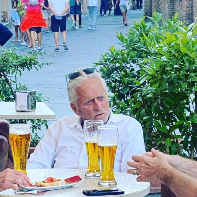 Michael Douglas e Catherine Zeta-Jones a Montalcino… bevendo una birra