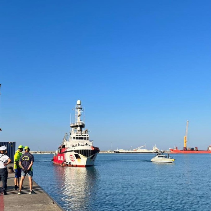 Arrivati a Carrara i 195 migranti dopo quattro giorni di navigazione