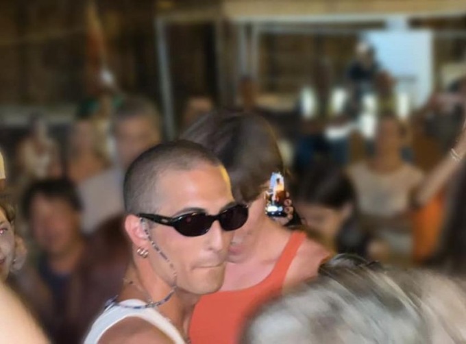 Damiano dei Maneskin balla in mezzo alla gente in una sagra toscana