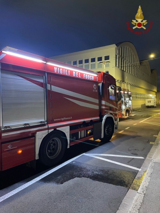 A fuoco azienda tessile in via Cava