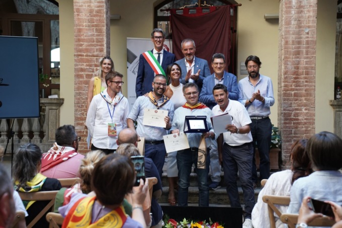 Il Panno del Bravìo delle Botti 2023 celebra i 75 anni della Costituzione, alla contrada di Talosa il premio di “A Tavola con il Nobile”