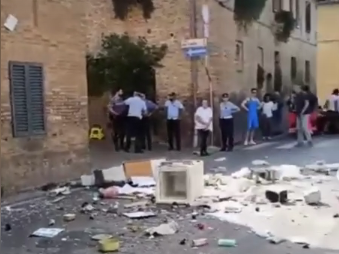 Dà in escandescenza e inizia a buttare grossi oggetti dalla finestra