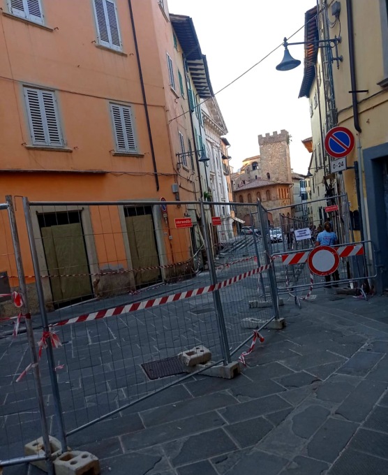 Crolla una palazzina in centro a Poggibonsi, 25 persone evacuate