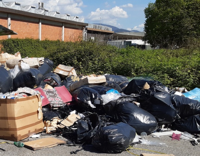 Da Oltralpe a Prato per abbandonare rifiuti: nei guai un francese