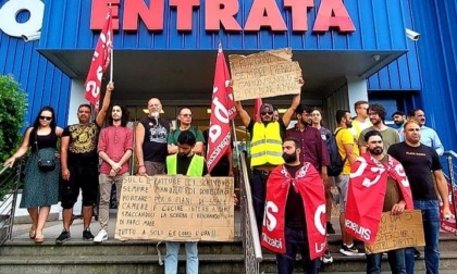 Sgomberato il picchetto dei lavoratori di Mondo Convenienza: protestavano da oltre 100 giorni