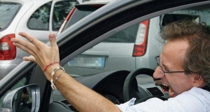 Litigano per un parcheggio, finisce in ospedale con un serio trauma facciale