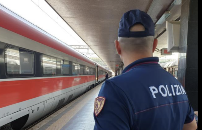 Addosso quasi 100 dosi di droga: sorpreso mentre si aggirava alla stazione di Santa Maria Novella