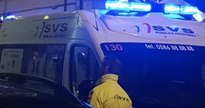 Auto finisce contro un albero nel livornese, muore 73enne