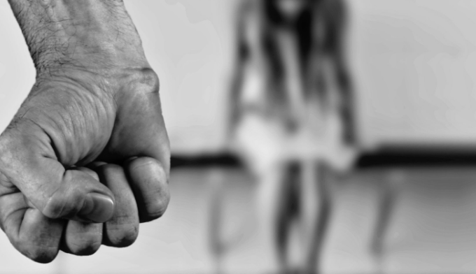 Frattura il setto nasale alla compagna, arrestato extracomunitario