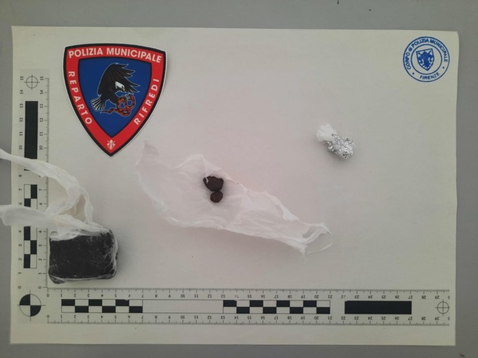 Utilizza un camper come ricovero di fortuna e nascondiglio per la droga