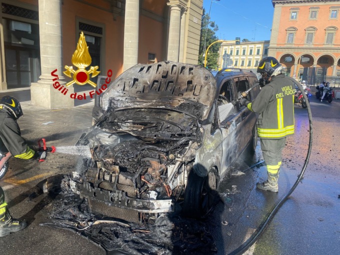 Auto in fiamme, paura in piazza della Libertà