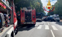 Incidente a Scandicci tra due auto e un bus: donna resta incastrata