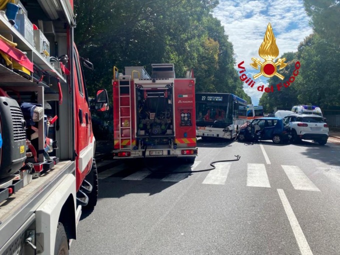 Incidente a Scandicci tra due auto e un bus: donna resta incastrata