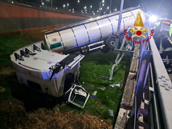 Camion del latte giù dal guardrail: conducente rimane incastrato tra le lamiere