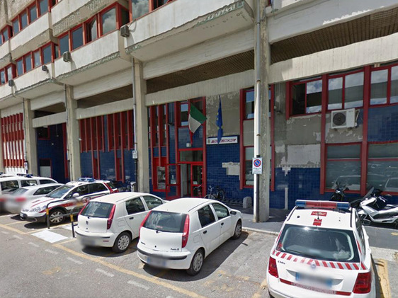 Ruba una bici davanti… al comando della Municipale: beccato