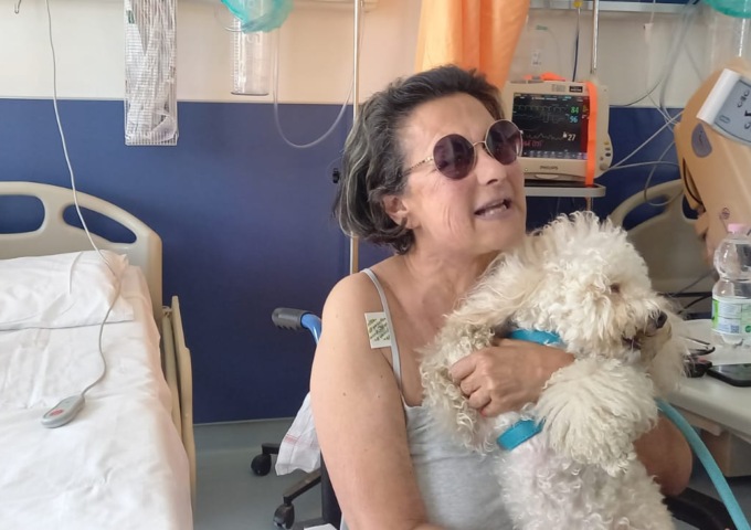 Ricoverata in neurologia: le portano il suo amato cagnolino, la gioia non ha fine