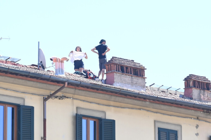 A Firenze due anarchici salgono sul tetto durante lo sgombero dell’edificio