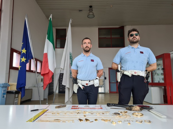 Fermati per un controllo trasportavano refurtiva e oggetti da scasso