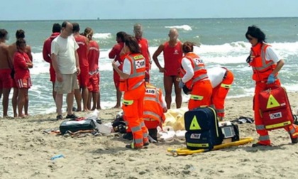 Malore durante una nuotata, 77enne di Prato muore in mare a Castiglioncello