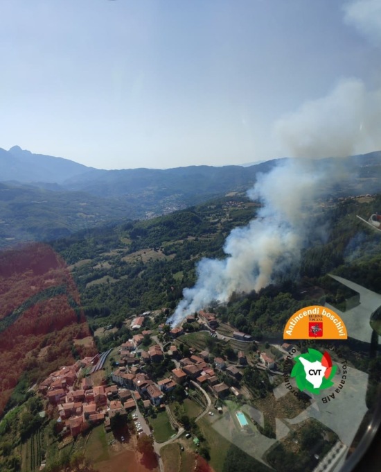 Incendio boschivo a Vibbiana, nel comune di San Romano in Garfagnana