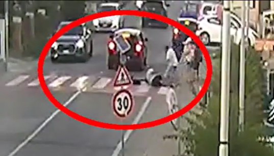 Si butta sulle macchine per inscenare un incidente e chiedere un risarcimento