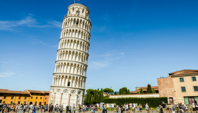 Incidono le loro iniziali e un cuore sulla Torre di Pisa: coppia di turisti denunciata