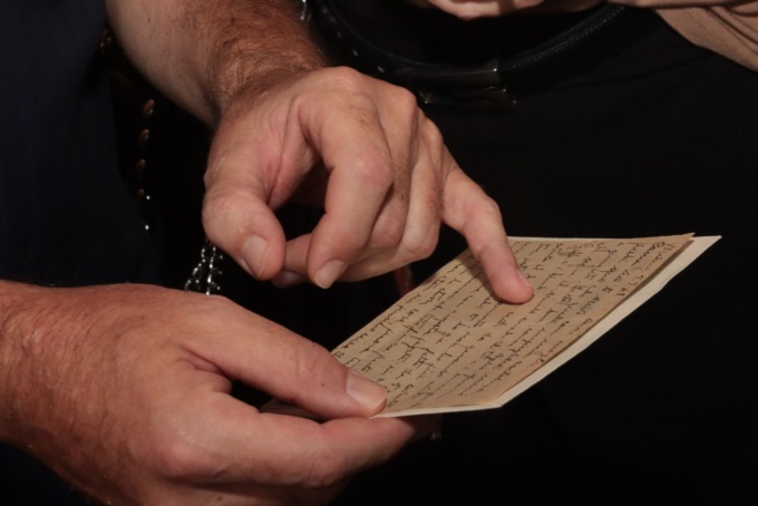 Spedì cartolina durante la guerra, consegnata dopo 80 anni al figlio dell’ex artigliere