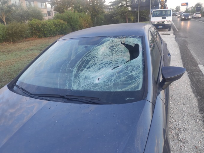 Paura sulla FiPiLi: si stacca un pezzo di ferro e finisce sul parabrezza di un’auto