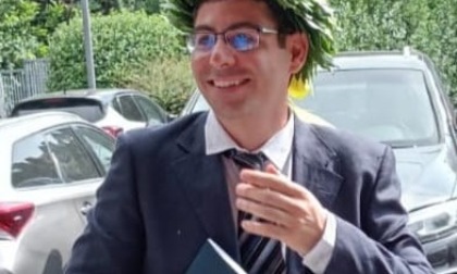 Si laurea e ringrazia nella tesi in Economia il personale dell’ospedale del Mugello che gli aveva salvato la vita