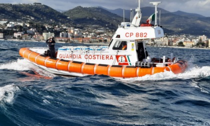 Follonica, affonda un gommone: soccorsi padre e figlio