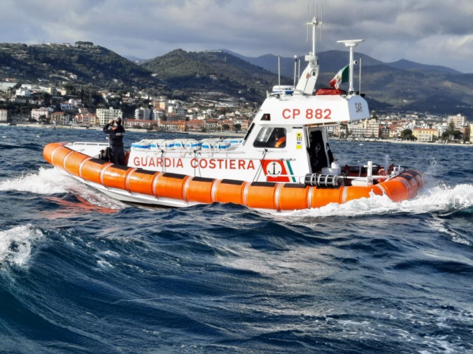 Follonica, affonda un gommone: soccorsi padre e figlio