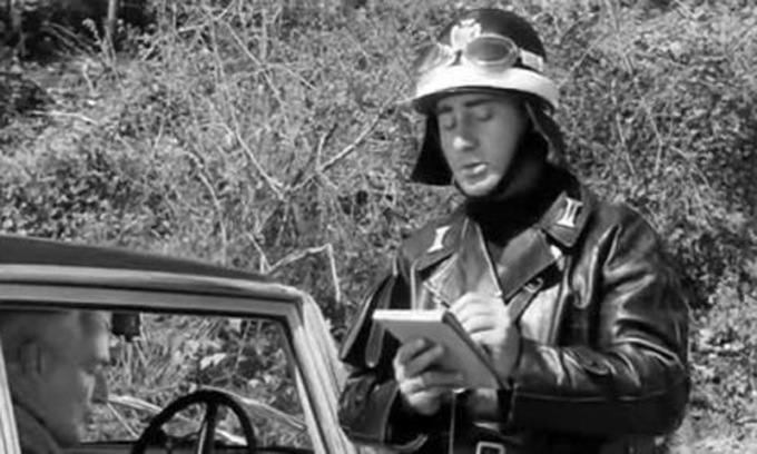 Parla male apposta in italiano coi vigili per fingersi australiano, ma s’innervosisce e… torna la favella