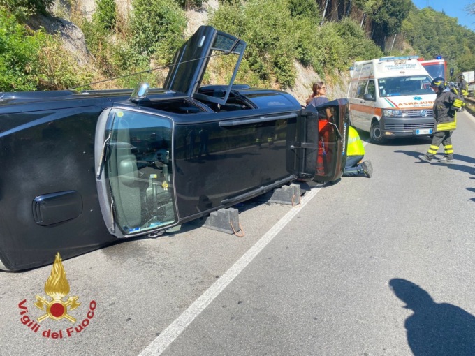 Si ribalta con l’auto e viene estratto dalle lamiere: feriti anche nonno e figlio