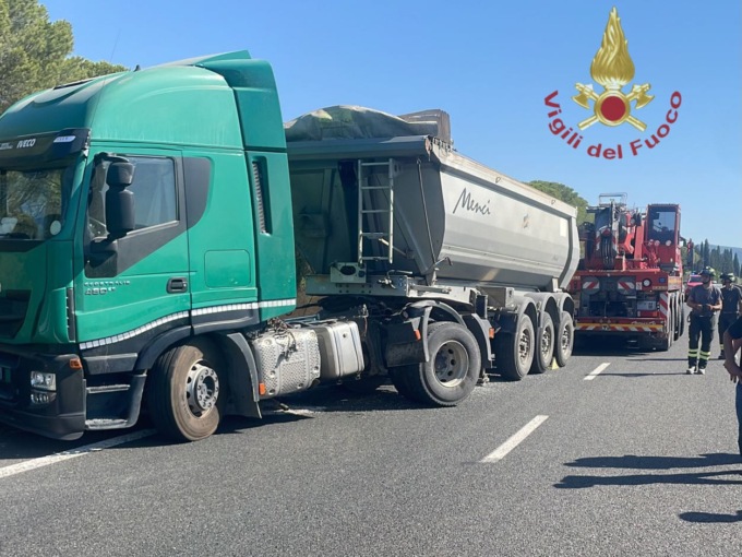 Camion pieno di ghiaia si ribalta: traffico in tilt