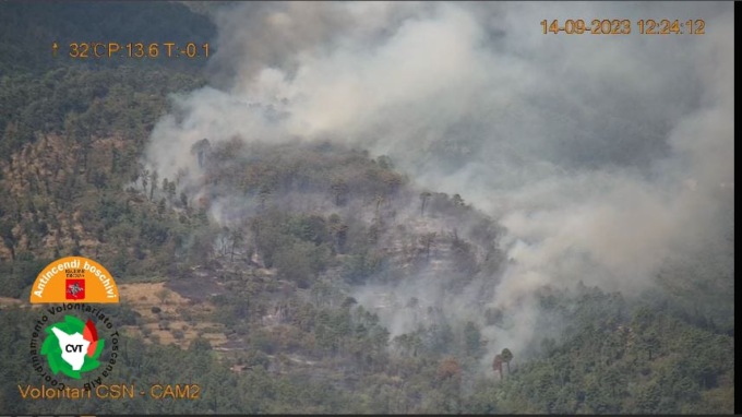 Incendi in Toscana: le fiamme mangiano ettari di bosco