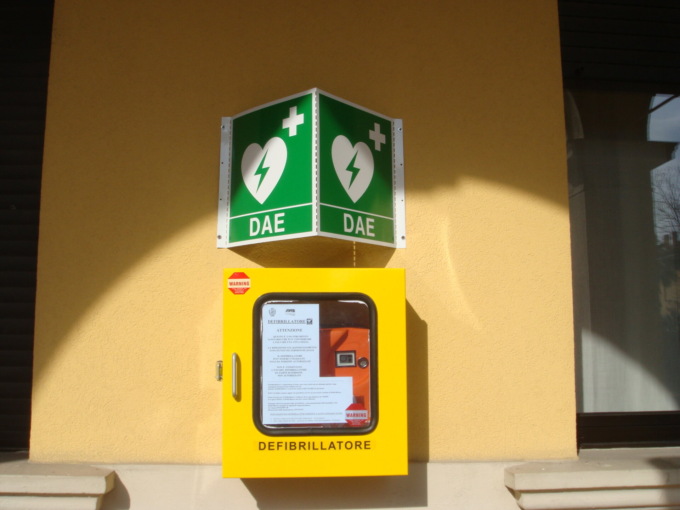 Ladri si intrufolano in chiesa e rubano il defibrillatore donato in memoria di un uomo scomparso