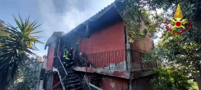 Divampa incendio in casa, si arrampica sul tetto e sfugge alla fiamme