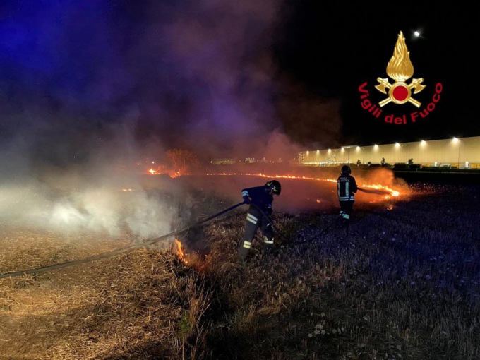 Baracche in fiamme nella notte: il vento propaga l’incendio nei campi