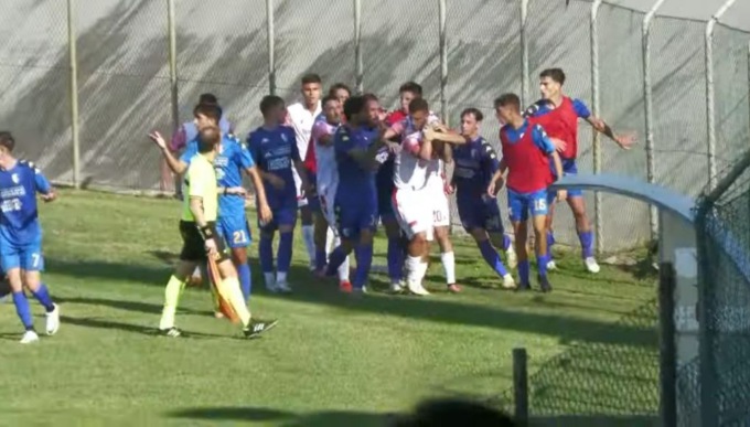 Antisportività in Carpi-Prato, segnato gol vittoria a gioco fermo: furia dei toscani e rissa finale
