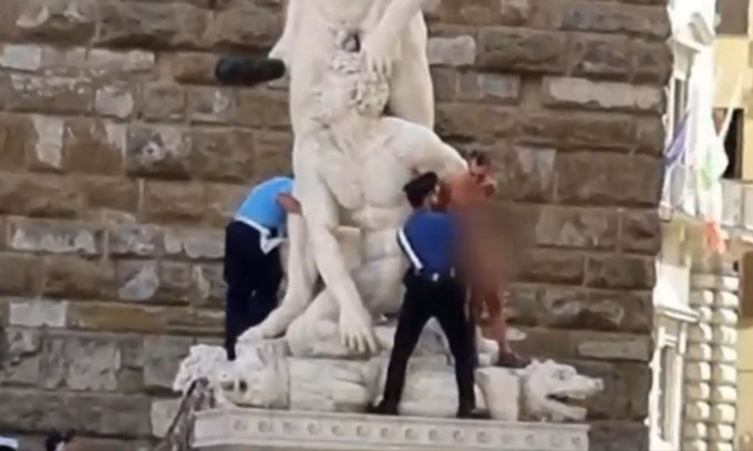 L’imbrattatore seriale di Firenze colpisce ancora: Vaclav Pisvejc nudo davanti a Palazzo Vecchio