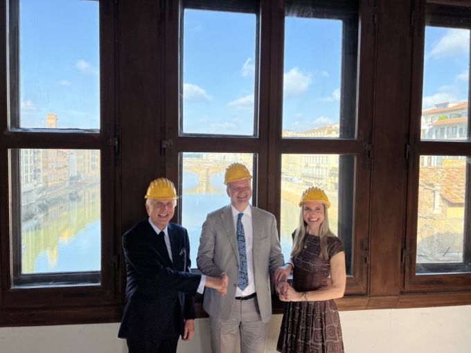 Uffizi, un milione di dollari per l’allestimento del Corridoio Vasariano