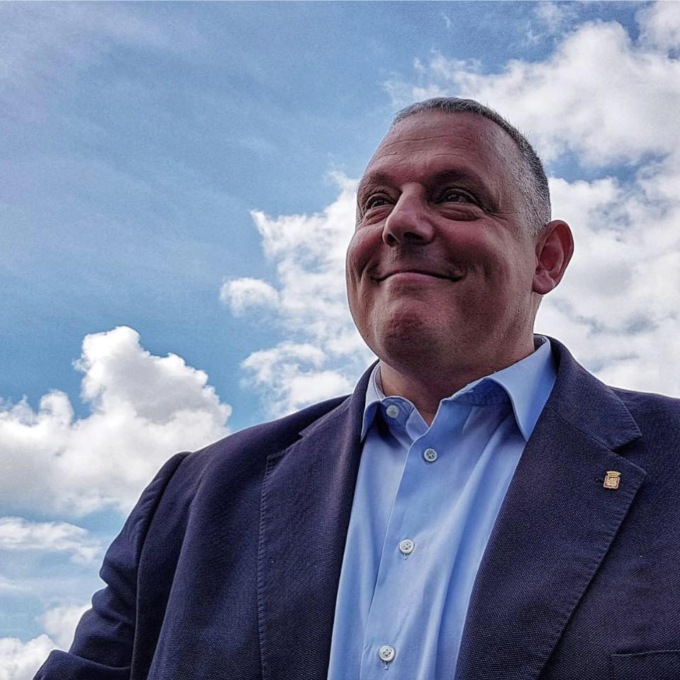 Il sindaco di Grosseto imita Vespa e Vasco fingendo di fumare uno spinello: sommerso dalle critiche