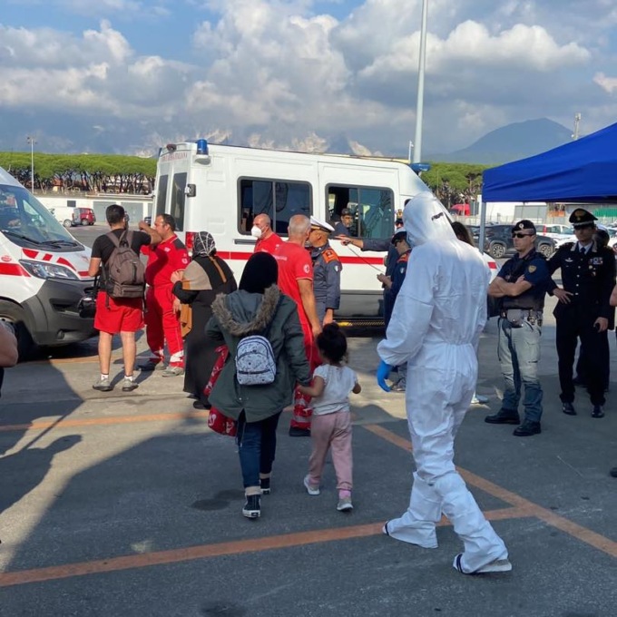 Open Arms sbarca al porto di Carrara. In Toscana 85 migranti, ma i centri di accoglienza sono già pieni