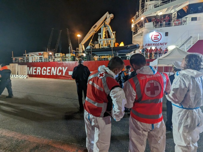 Sbarcati altri 69 migranti al porto di Livorno: anche 12 minori non accompagnati
