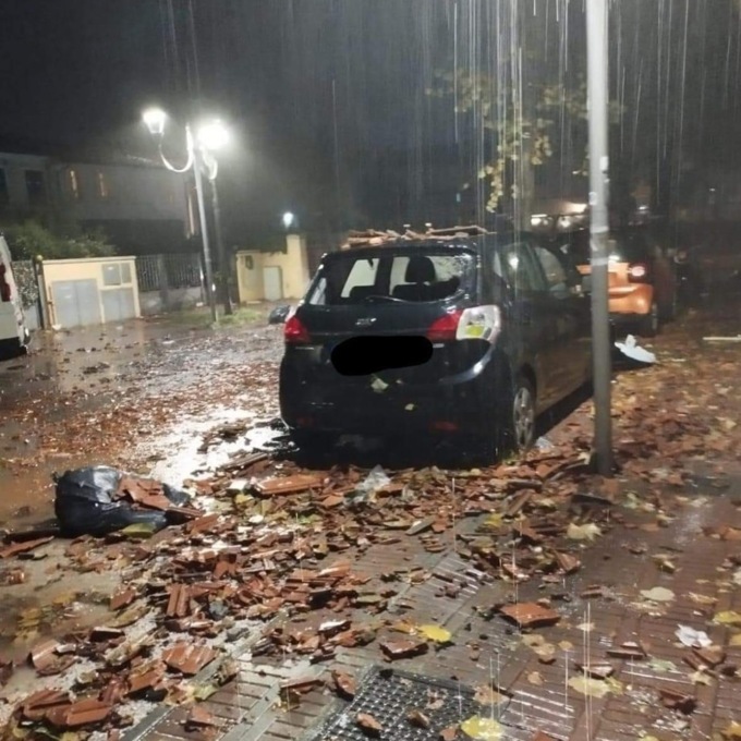 Maltempo: ancora codice arancione. Nella notte danni e raffiche di vento oltre i 100km/h