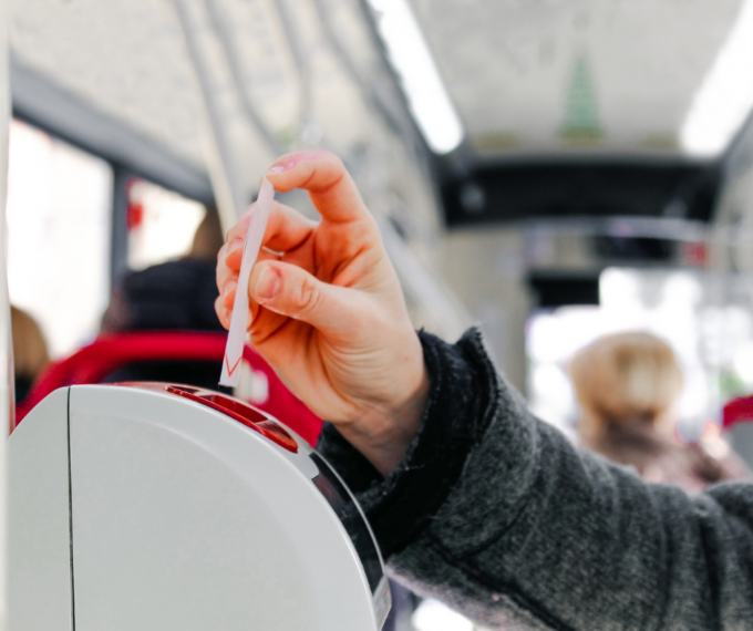 Truffava pendolari vendendo biglietti del tram usati: denunciato 30enne a Firenze
