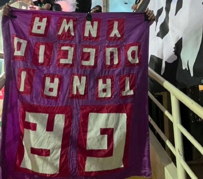 Fiorentina-Ferencvaros, striscione dei viola rubato e dato alle fiamme: era dedicato a tifosi scomparsi