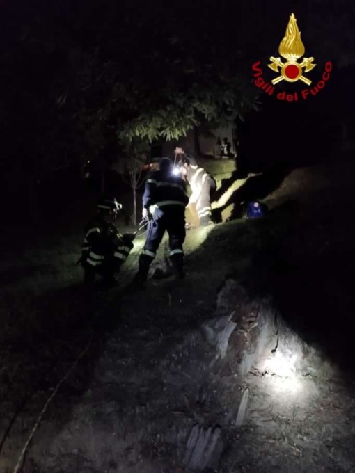 Anziano seduto su una panchina, cede il terreno e precipita per 80 metri