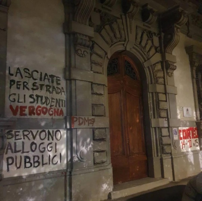 Azienda per il diritto allo studio imbrattata: “Lasciate per strada gli studenti, vergogna”