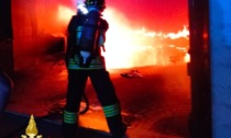 Incendio in una villetta a Massarosa, esplodono delle batterie: pompiere ferito dall'onda d'urto